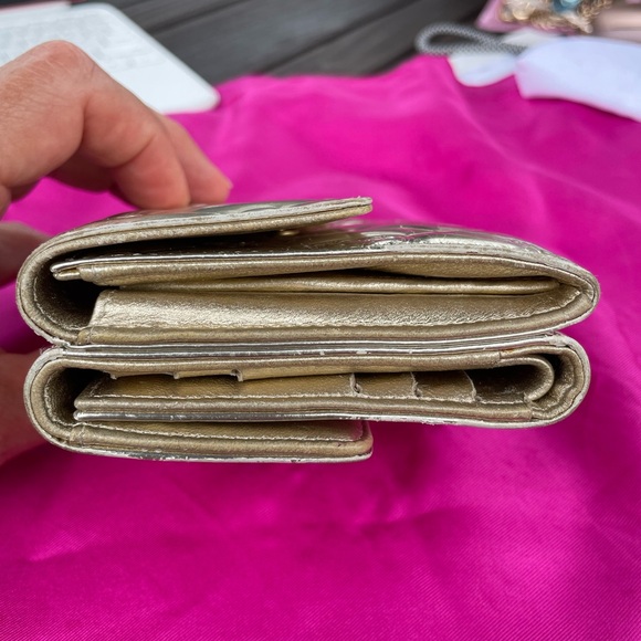 Chanel lucky charm double wallet. Gold, pre-loved - Picture 15 of 16